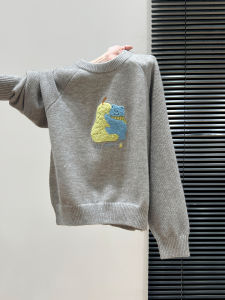 เสื้อสเวตเตอร์ถักคอตั้งแขนยาวสีเทา ทรงหลวม ปักลายหมี แฟชั่นฤดูใบไม้ร่วง/ฤดูหนาว สำหรับผู้หญิง เสื้อชั้นใน เสื้อคลุมกันหนาว