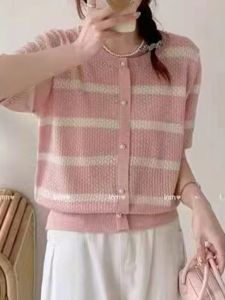 เสื้อยืดแขนสั้นสีชมพูลายทางสุดเก๋ไก๋สไตล์เกาหลี เสื้อผ้าทำงานผู้หญิง ทรงเข้ารูป แขนสั้น คอกลม เส้นใยโพลีเอสเตอร์