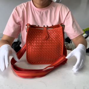 กระดุมแม่เหล็ก กระเป๋าทอสำหรับผู้หญิง สะพายข้างหนัง ความจุข นานน่าสนใจ กระดูกระเป๋าทอ พันทิประดับ 45-50cm