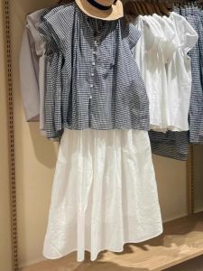 QFN | Laid-back and Slimming Gingham Top & White Skirt Set