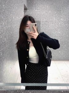 Áo Len Cardigan Dệt Kim Màu Đen Cài Nút Vàng Ôm Vừa Vặn Cổ Tròn Ngắn Cho Nữ Mùa Thu 2025 Áo Khoác Ngoài Bằng Vải Nỉ