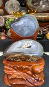 agate treasure jubaopen🆓附送特制实木雕刻底座 #高品全抛光玛瑙聚宝盆 黄玛瑙边👍💰 盆里白水晶结晶 晶牙带有彩光🌈 #聚财聚宝 整体高total height: 24cm 底座宽total width: 17x19cm 总重total weight: 3.6kg 玛瑙宽raw width: 15cm 洞深hole: 3.5cm 净重raw weight: 2.45kg