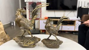 Tượng gà trống gáy vểnh đuôi bằng đồng hun giả cổ phong thủy cao 20cm và 30cm