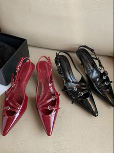 รองเท้าแตะส้นสูงสีแดง หัวแหลม สายรัดข้อเท้าแบบหัวเข็มขัด รองเท้าแตะแฟชั่นฤดูร้อนสำหรับผู้หญิง รองเท้าแตะส้นสูงแบบหัวเข็มขัด