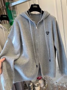 เสื้อสเวตเตอร์ถักมีฮู้ดแบบหนาปักลายหัวใจสไตล์เกาหลีฤดูใบไม้ร่วงและฤดูหนาว เสื้อคลุมกันหนาวแบบสวมหัวแขนยาว