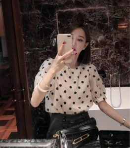 เสื้อเชิ้ตผ้าชีฟองลายจุดสไตล์ฮ่องกงแฟชั่นสำหรับผู้หญิง แขนพองสไตล์ฝรั่งเศสย้อนยุค เสื้อคอโปโลแขนสั้นทรงหลวม