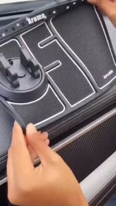 Giá Đỡ Điện Thoại Trên Ô Tô Chống Trượt Xoay 360 độ Có Bảng Số Điện Thoại - thảm đt đặt taplo ô tô