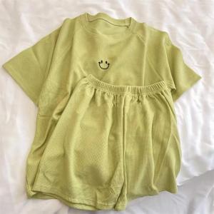 ชุดกีฬาสองชิ้นสีเขียวแอปเปิ้ลสำหรับผู้หญิงในฤดูร้อน แขนสั้น ขาสั้น หลวม สไตล์น่ารัก เอวสูง แฟชั่นสำหรับนักเรียน