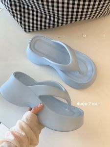 รองเท้าแตะส้นหนาสีฟ้าสำหรับผู้หญิงในช่วงฤดูร้อน รองเท้าแตะชายหาดกันลื่นกันกลิ่น กันลื่น สวมใส่สบาย รองเท้าแตะแบบสวมสบาย