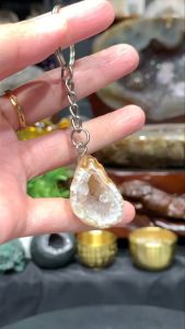 💯天然雷公蛋吊扣(钥匙圈、包包吊扣) 洞里白水晶透亮光泽  雷公蛋高: 2.8cm  宽: 2x2cm  重: 12g100% natural Lei Gong Egg pendant (keychain or bag pendant) with a clear and shiny white crystal inside the hole.  Lei Gong Egg dimensions: height 2.8 cm width 2x2 cm weight 12g.