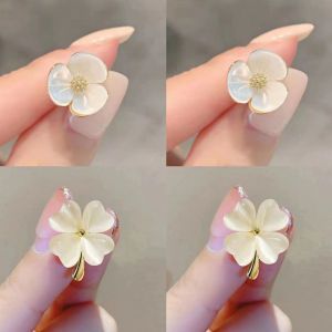 Fashionable Small Flower Brooch Pin Womens Summer V-neck Neck Fixing Pin Versatile Accessory Anti-light Clip New Style