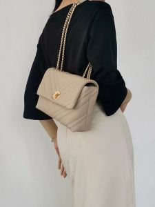 กระเป๋าสะพายข้างหนังวัวสไตล์สตรีทแฟชั่น กระเป๋าสะพายข้างแบบสะพายข้างแบบหนังวัวแท้พร้อมโซ่สำหรับผู้หญิง กระเป๋าสะพายข้างแบบสะพายข้างแบบหนังวัวแท้พร้อมโซ่สำหรับผู้หญิง