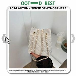 LKShoes แบบใหม่พร้อมส่ง กระเป๋าแฟชั่นผู้หญิง เป็นทรงบักเก็ต เรียบหรู สีสวย จับแมทช์ได้ง่าย มีหลายสีให้เลือก ราคาถูกๆ สาวๆรีบมาจับจองกันนะ