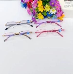 แว่นสายตายาว +1.00 ถึง +4.00 เลนส์กรองแสงสีฟ้า ทุบไม่แตก ขาแว่นดัดงอได้ ทรงเหลี่ยม รหัส CGL15