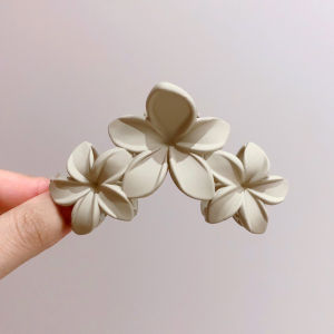 กิ๊บติดผมรูปฉลามขนาดกลางสไตล์ย้อนยุคสำหรับผู้หญิง กิ๊บติดผมแบบใหม่ปี 2024 ที่มีความรู้สึกหรูหราและหรูหรา กิ๊บติดผมแบบหนีบผม