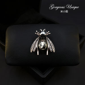 Luxurious Bee Brooch Pin Mens Suit Sweater Accessory Subtle Glitter Retro Court Style Mixed Material Insect Pattern Fresh out