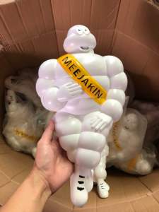 ตุ๊กตามิชลินไซส์15นิ้ว พร้อมขาจับตุ๊กตา ใช้ประดับตกแต่งรถ