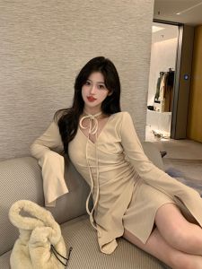 ชุดเดรสยาวเอวสูงทรงเอเอวสูงสไตล์ฝรั่งเศสสำหรับผู้หญิงในฤดูใบไม้ร่วงและฤดูหนาว ชุดคลุมกันหนาวแบบลำลองสำหรับผู้หญิงส่วนตัว