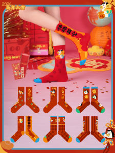 ถุงเท้าครึ่งแข้งสีแดงปีม้า ถุงเท้าครึ่งแข้งสำหรับครอบครัวสามคน กล่องของขวัญแต่งงาน สีแดงสด ถุงเท้าผู้ชายและผู้หญิง