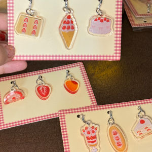 สร้อยคอคริสตัลอะครีลิกแบบติดแฮนด์บ็อกซ์ เค้กสตรอเบอร์รี่ สุดชุบชีวิต ตกแต่งด้วยริบบิ้น ของขวัญสร้างสรรค์สำหรับเทศกาล