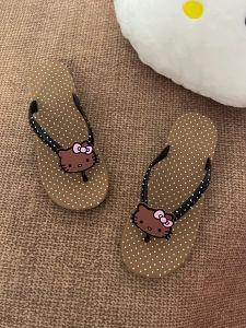 รองเท้าแตะส้นสูงลายจุดสุดน่ารัก สไตล์เกาหลี สำหรับผู้หญิง ฤดูร้อนปี 2025 รองเท้าแตะแบบสวมสบาย ส่วนบนทำจาก PVC