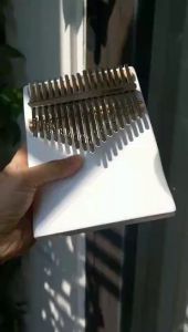 Đàn kalimba 17 phím màu trắng QUYNHLEMO nguyên khối cao cấp âm hay không tịt tặng đủ phụ kiện.