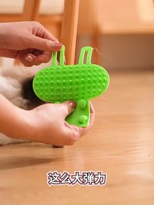 BỘ BÀN CHẢI LÔNG MASSAGE GẮN CHÂN GHẾ CHÂN BÀN LẤY LÔNG RỤNG CHO MÈO MỌI TUỔI (MÀU NGẪU NHIÊN)