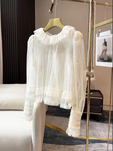 YUFUQING | เสื้อเชิ้ตผู้หญิงคอวีลูกไม้เนื้อละเอียดสไตล์หวานๆ ฤดูใบไม้ร่วงปี 2023 แขนยาว ปกโปโล ผ้าตาข่าย กระดุม ทรงหลวม