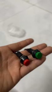 1 công tắc ấn còi ô tô xe máy