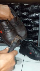 SHOES SAFETY SEPATU SAFETY KICKERS PENDEK DAN TINGGI SEPATU KERJA PABRIK INDUSTRI & PROYEK SEPATU BERKUALITAS HARGA TERJANGKAU