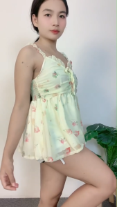 ชุดเซ็ต เสื้อสายเดี่ยวดอกไม้สีเหลือง กางเกงขาสั้นรัดรูป