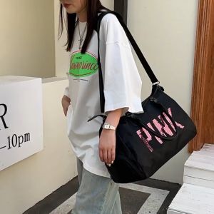 Tas Travel Gym Fitness Yoga Sports Bags Hand Carry Bag Anti Air Waterproof Duffel Bag Koper Organizer Tas Selempang Jinjing Piknik Mudik Handbag Premium Muat Banyak Simpel Elegan Warna Hitam Black Pink Blink Wanita Cewek
