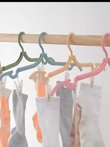 10pcs FOLDABLE TRAVEL HANGER – ERGONOMIC DESIGN / COMPACT / ANTI-SLIP / ONE SIZE FITS ALL