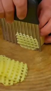 Stainless Steel Potato Chip Slicer Dough Vegetable Fruit Crinkle Wavy Slicer Knife Potato Cutter Chopper French Fry Maker Tool