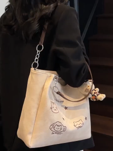 EERSHENSHI  กระเป๋าโททผ้าใบพิมพ์ลายแมวน่ารัก พร้อมโซ่สะพายและตุ๊กตาแขวน ใส่ได้ทุกวันและเรียน