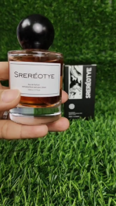 น้ำหอมที่ให้ความหอมเป็นกลิ่นของดอกไม้ และดูอบอุ่น ขนาด 50 มล.