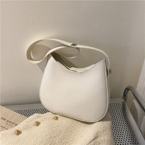 กระเป๋าสะพายข้างผู้หญิงสีขาว ทรงม้า กระเป๋าสะพายข้างแบบทันสมัย กระเป๋าสะพายข้างแบบสะพายข้างแบบลำลอง กระเป๋าสะพายข้างแบบมีซิป