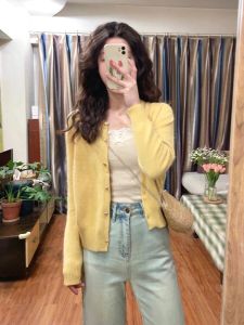 สั้นถักสีเหลือง เสื้อสเวตเตอร์ ผู้หญิง Early ฤดูใบไม้ผลิ 2024 คอกลมเปิด คาร์ดิเกน นุ่ม หวาน พรางหุ่น ขนาดเล็ก สไตล์เกาหลี