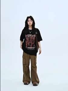 T-Shirt Wanita Hitam Lengan Pendek - Motif Mawar & Tulisan Kreatif Katun Premium Bernapas Desain Retro Amerika Oversize Slim Fit Baju Streetwear Musim Panas 2025 (Ukuran Besar + Free Ongkir）Gaya Urban Kekinian Untuk Hangout & Liburan Desain Santai