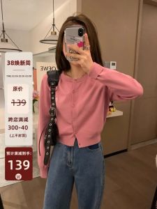 Áo Len Dệt Kim Ngắn Thêu Màu Hồng Táo Cay Phong Cách Sinh Viên Cho Bé Gái Mùa Xuân Áo Len Cardigan Hở Cổ Tròn Dài Tay Màu Trơn