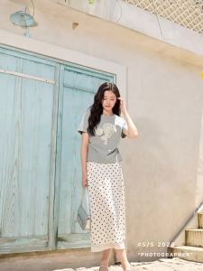 3COLOUR·S | Floral Embroidered Waist-Cinching T-Shirt for Plus Size Women
