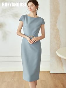 Đầm xanh cổ sát tay cụt dáng ôm bút chì xẻ sau