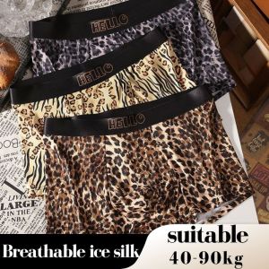 กางเกงปีนเขาแบนลายเสือดาวมีสี่มุมสั้นสำหรับผู้ชายสำหรับฤดูร้อนชุดชั้นในผ้าไหมระบายอากาศกางเกงสุดเซ็กซี่ต้านเชื้อแบคทีเรีย