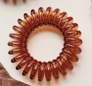 ยางรัดผม Ponytail สี Americano (สีน้ำตาลใส) ไม่รัดผมจนทำให้ปวดหัว นำไปแช่น้ำร้อนเพื่อให้สินค้าคืนตัวได้ (1กล่องต่อ1เส้น)