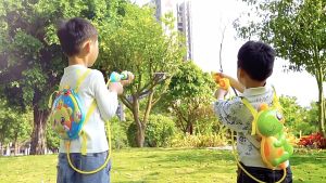 PIYU 【สงกรานต์ 】เด็กสงกรานต์กระเป๋าเป้สะพายหลังของเล่นปืนฉีดน้ำ ของเล่นปืนฉีดน้ำเพื่อความปลอดภัย กระเป๋าเป้สะพายหลังของเล่นน้ำสงกรานต์น่ารัก ของเล่นเก็บน้ำขนาดใหญ่ 1200ml