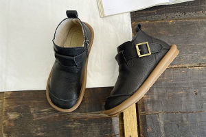 รองเท้าบูทมาร์ตินหัวมนแบบสวมสบายสำหรับผู้หญิง ฤดูใบไม้ร่วง/ฤดูหนาว 2024 รองเท้าบูทสั้นแบบหัวมน ซิปด้านข้าง สไตล์วิทยาลัย หัวเข็มขัด รองเท้าบูทหุ้มข้อ PU ยาง