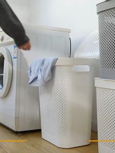 [ร้านแนะนำ] ตะกร้าผ้าพลาสติก 45L/60L ตะกร้าใส่ผ้า มีฝาปิด สีขาว ขายดีที่สุด สไตล์เรียบง่าย ตะกร้าใส่ผ้ามีฝาปิด จัดเก็บเสื้อผ้า