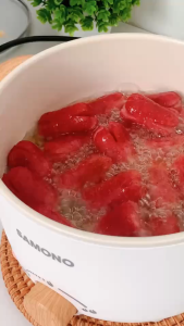 SAMONO หม้อไฟฟ้ามินิ เหมาะสำหรับ 4-5 คน หม้อสุกี้ กระทะไฟฟ้า หม้ออเนกประสงค์ 2.4 ลิตร ร้อนเร็ว SW-DG01S