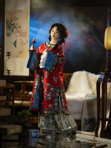 ชุดกี่เพ้าคอปีกผีเสื้อสีแดง ทรงฤดูใบไม้ร่วง คอกลม งานฝีมือที่ประดับด้วยดอกไม้ ชุดเจ้าสาว ชุดฮันฟู่ ชุดฮันฟู่