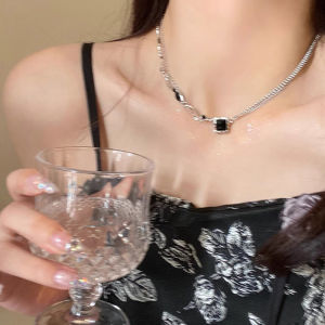สร้อยคอแบบสองชั้นสีดำสไตล์ฝรั่งเศส ดีไซน์เรียบง่าย โซ่กระดูกไหปลาร้าสำหรับผู้หญิง แฟชั่นสตรีทสไตล์เย้ายวนใจ โซ่คอสุดหรู